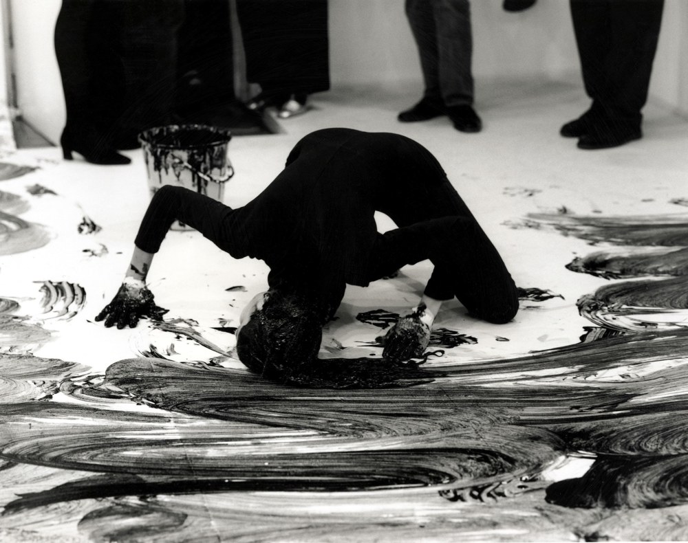 Janine Antoni,&amp;nbsp;Loving Care, 1992