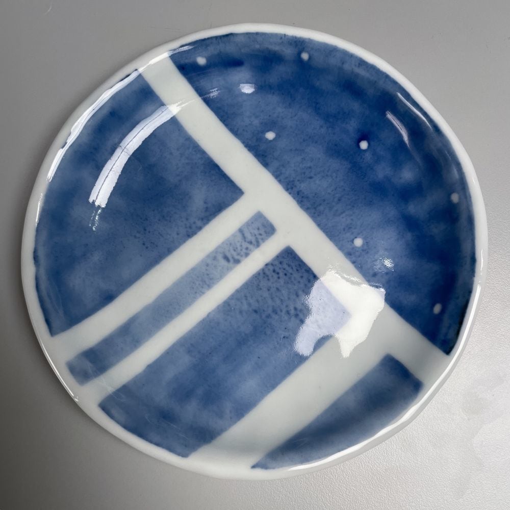 Nagaoka Ami - Sometsuke (blue and white) porcelain round plate with linear design - Artworks - Joan B Mirviss LTD | Japanese Fine Art | Japanese Ceramics