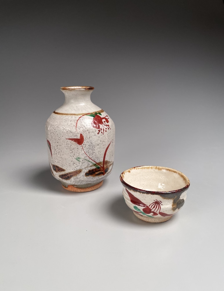 Fujimoto Yoshimichi (Nōdō) - Sake flask and cup with red and green floral patterning - Artworks - Joan B Mirviss LTD | Japanese Fine Art | Japanese Ceramics