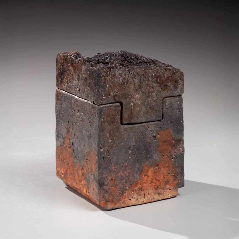 Kakurezaki Ryūichi - Interlocked square box with roughly formed cover - Artworks - Joan B Mirviss LTD | Japanese Fine Art | Japanese Ceramics