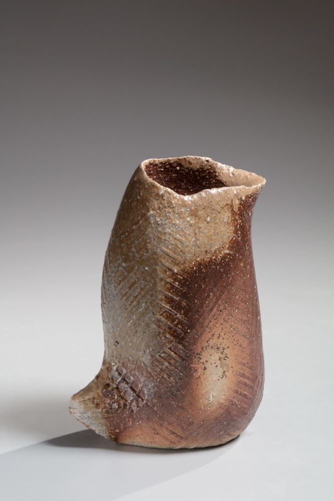 Isezaki Jun - Bizen bird-shaped herring-bone textured vase - Artworks - Joan B Mirviss LTD | Japanese Fine Art | Japanese Ceramics
