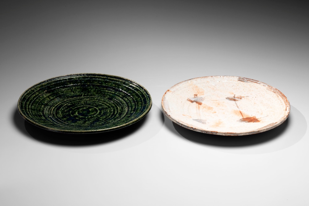 Okabe Mineo - Pair of circular platters, Oribe-glazed and Shino-glazed - Artworks - Joan B Mirviss LTD | Japanese Fine Art | Japanese Ceramics