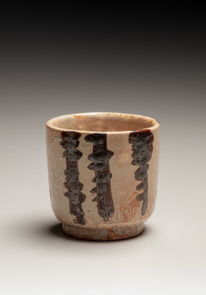 Kitaōji Rosanjin - Cylindrical tea cup (yunomi) with iron oxide pine tree design - Artworks - Joan B Mirviss LTD | Japanese Fine Art | Japanese Ceramics