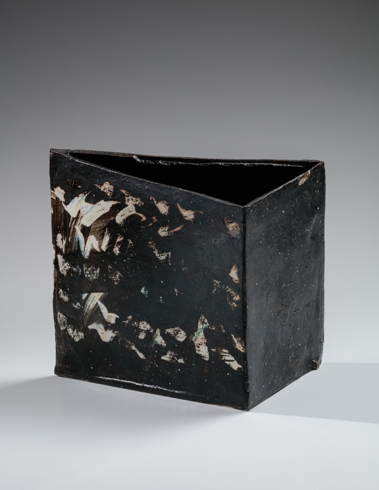 Shigemori Yōko - Black matte triangular vessel with brushed abstract decoration - Artworks - Joan B Mirviss LTD | Japanese Fine Art | Japanese Ceramics