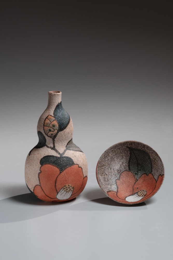 Itō Motohiko - Gourd-shaped sake flask and sake cup with red camellias - Artworks - Joan B Mirviss LTD | Japanese Fine Art | Japanese Ceramics