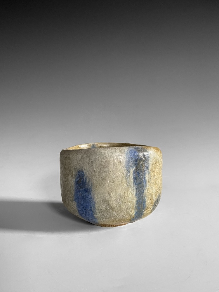 Katō Ryōtarō - Cobalt Oribe teabowl with glaze streaks - Artworks - Joan B Mirviss LTD | Japanese Fine Art | Japanese Ceramics