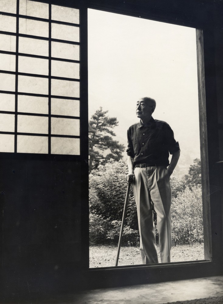 Ishiguro in his studio, Yatsue kiln, Kyoto, ca. 1960. Courtesy of Nasu Mitsuo.