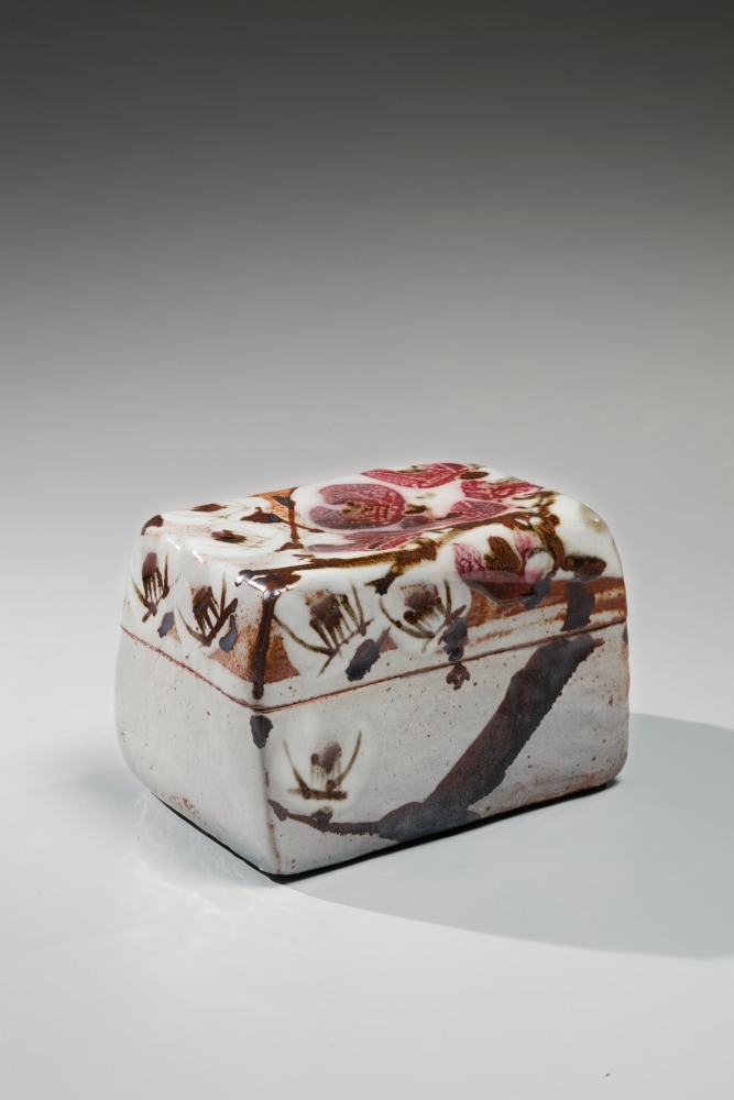 Tamura Kōichi - Rectangular lidded box decorated with blossoming camellias - Artworks - Joan B Mirviss LTD | Japanese Fine Art | Japanese Ceramics
