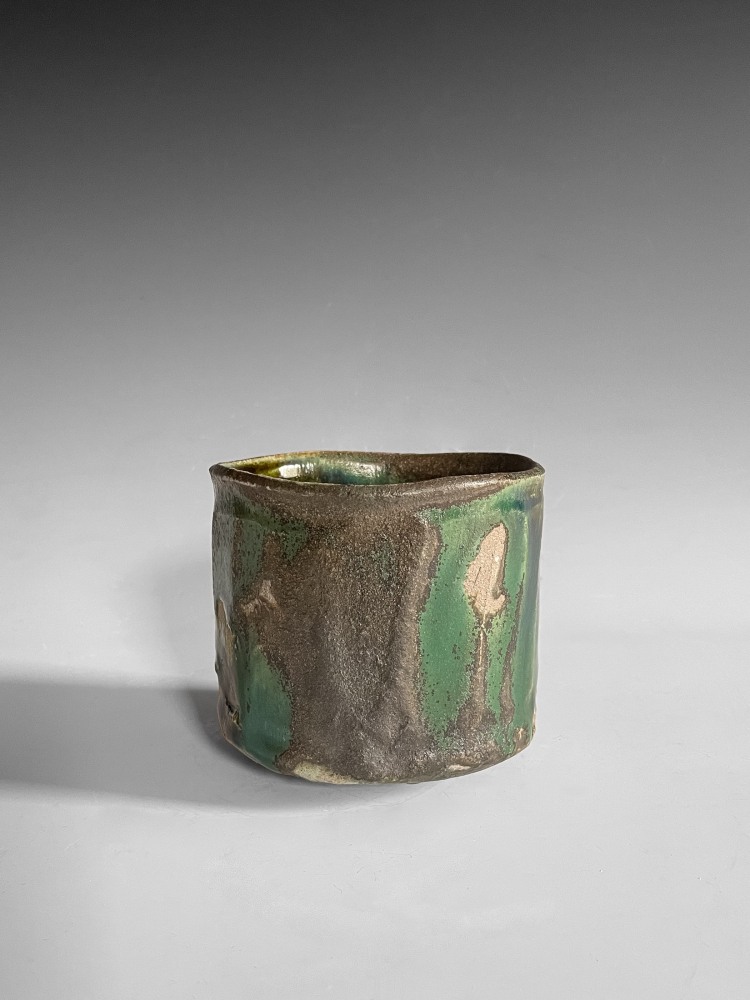 Katō Ryōtarō - Tall slightly tapering Oribe-glazed teabowl - Artworks - Joan B Mirviss LTD | Japanese Fine Art | Japanese Ceramics