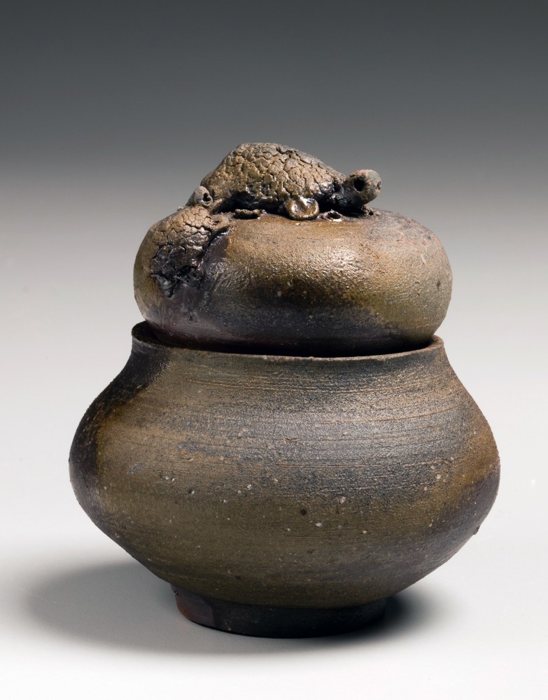 Fujiwara Kei - Bizen incense burner with turtles on cover - Artworks - Joan B Mirviss LTD | Japanese Fine Art | Japanese Ceramics