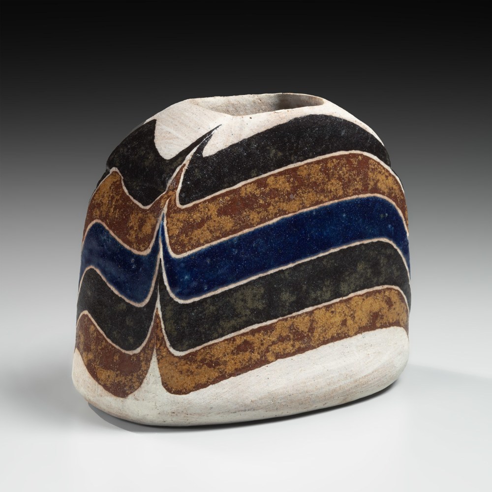 Kamoda Shōji - Standing flattened and rounded rectangular vessel decorated with curvaceous bands - Artworks - Joan B Mirviss LTD | Japanese Fine Art | Japanese Ceramics