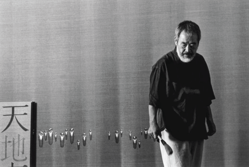 Artist Kim Tschang-yeul in his studio during the 1990s / Courtesy of the artist and Gallery Hyundai