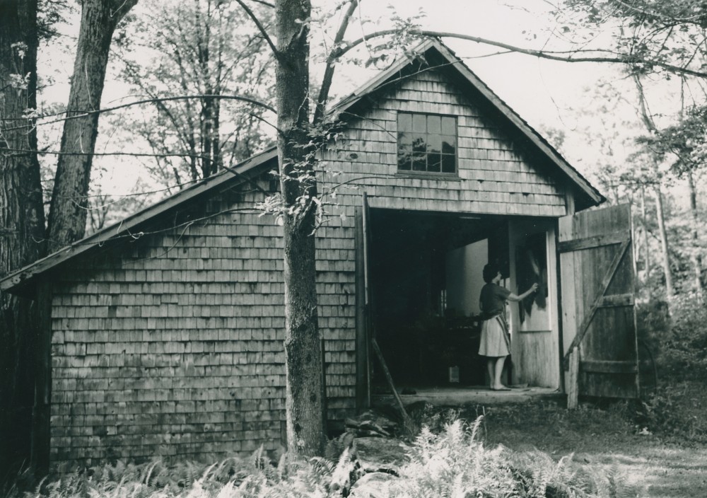 Mason working in her Vermont studio on the painting
Midnight Slant, 1986, photography by Jean E. Davis.
© 2025 Emily Mason | Alice Trumbull Mason Foundation/ARS. 
