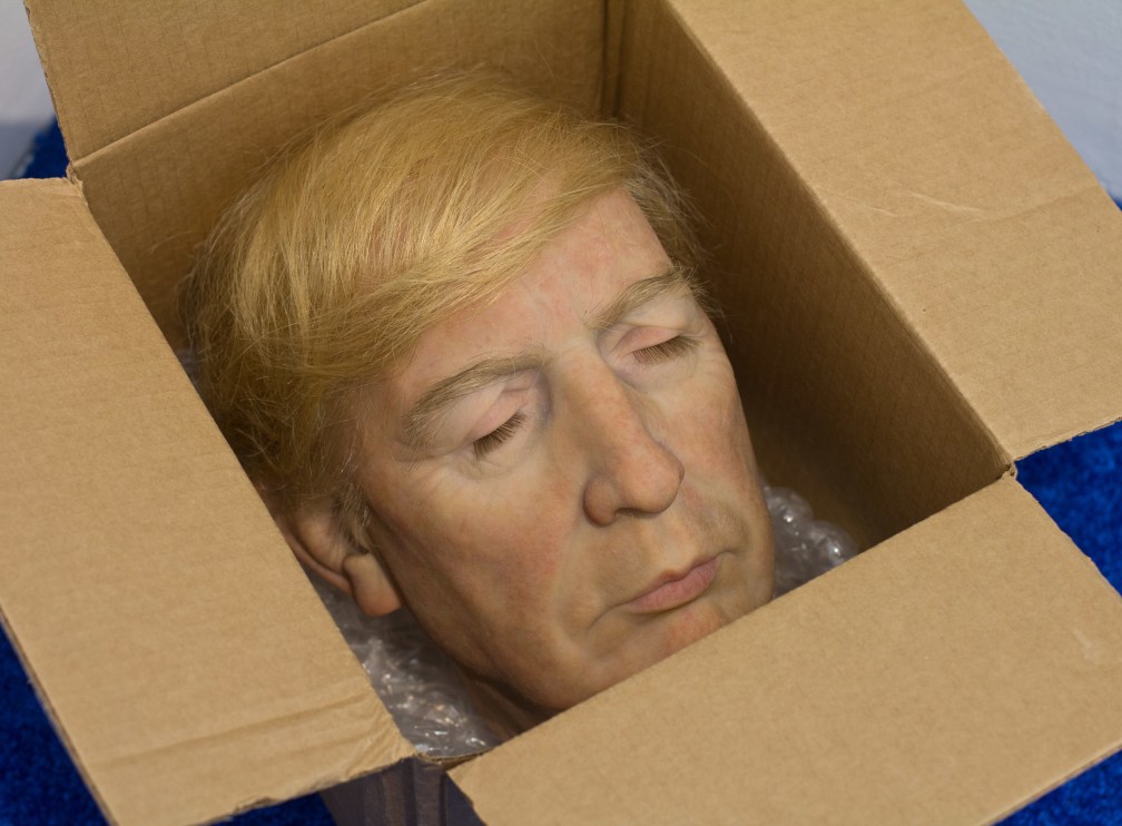 Donald Trump: Su Cabeza Dentro de una Caja Inflamable (Donald Trump: His Head in a Flammable Box)