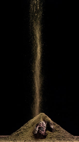 , BILL VIOLA (比尔 维奥拉),&nbsp;Earth Martyr,&nbsp;2014, color high-definition video on plasma display mounted vertically on wall, 42 3/8 x 24 1/2 x 2 5/8 in. 7:10 minutes. Executive producer: Kira Perov,