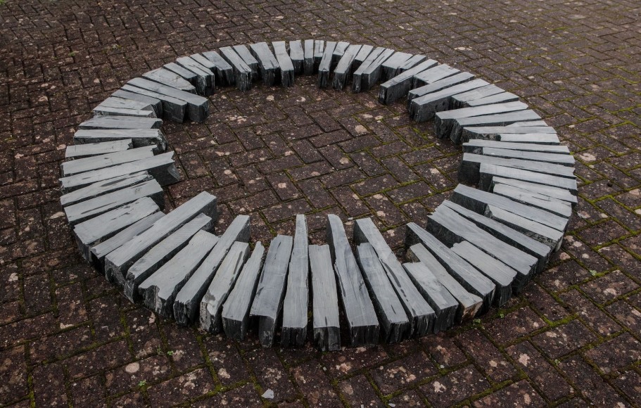 , RICHARD LONG (理查德 朗), &nbsp;Hong Kong Circle, 2015, slate stones, 84 x 84 in. (diameter)&nbsp;