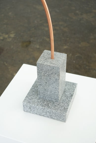 MICHAEL VICKERS | OLIVE BRANCH | GRANITE ET CUIVRE | 34 X 6 X 12 POUCES | 2017