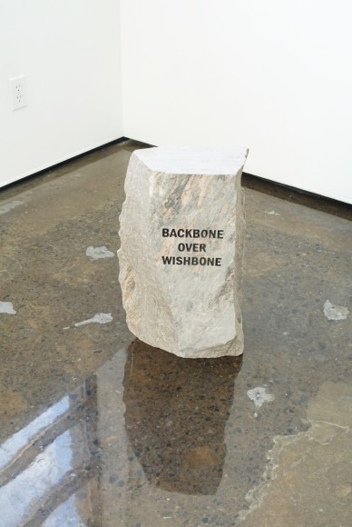 MICHAEL VICKERS | MONUMENT II (BONE) | PIERRE GRAVÉE ET PEINTE | 20 X 12 X 6,5 POUCES | 2017