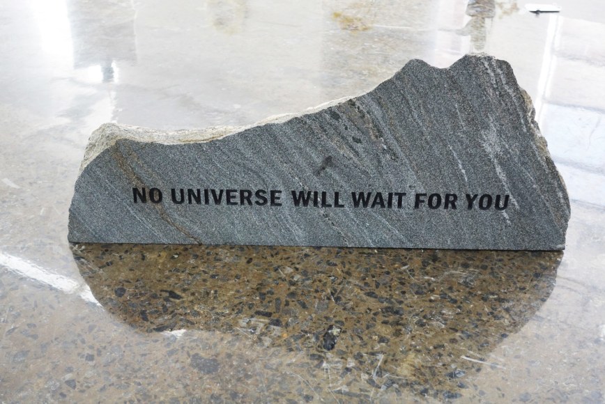 MICHAEL VICKERS | MONUMENT I (UNIVERSE) | PIERRE GRAVÉE ET PEINTE | 16 X 38 X 10 POUCES | 2017
