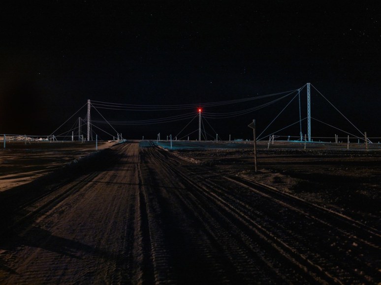 THOMAS KNEUBÜHLER | ANTENNAS | DAYS IN NIGHT | ÉPREUVE CHROMOGÈNE | 35 X 46.5 POUCES | 2014
