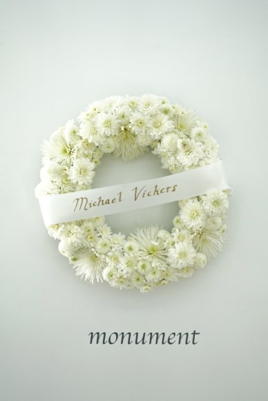 MICHAEL VICKERS | WREATH | COURONNE DE FLEURS ET BANNIÈRE | 24 X 24 X 5 POUCES | 2017