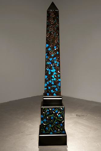 CINDY STELMACKOWICH | REQUIEM: IN PARADISUM | AILES DE PAPILLON, OBÉLISQUE EN BOIS | 174 X 33 X 33 CM | 2010