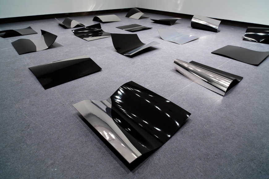 ANDREW WRIGHT | VIZ | ARGENT SUR BOIS ET HAUTE DENSITÉ STRATIFIÉ | DIMENSIONS VARIABLES (CH. PANNEAU APPROX. 60 X 60 CM) | 2015