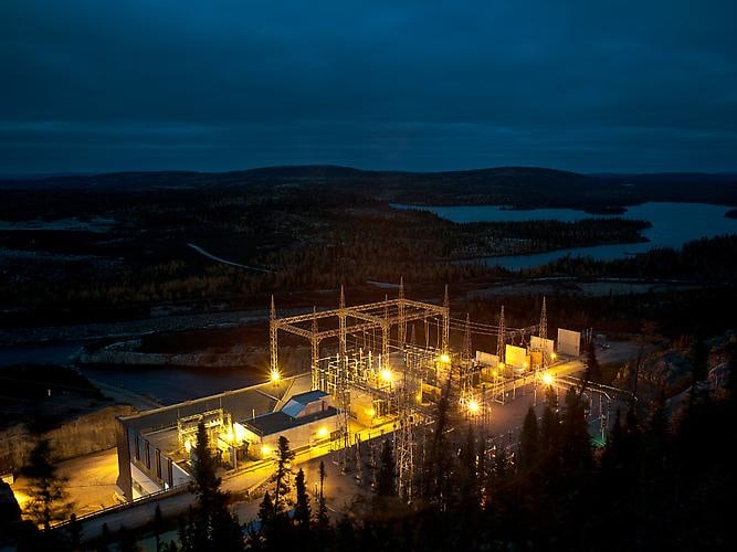 THOMAS KNEUBÜHLER | POWER STATION | UNDER CURRENTS | BOÎTE LUMINEUSE | 32 X 42 POUCES | 2011