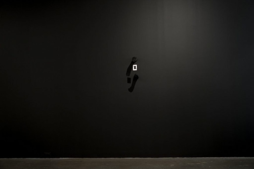 NATASCHA NIEDERSTRASS | SANS TITRE (LÉVITATION D'UNE DAME) | HYDROSTONE, CLEAR WIRE, PLAYING CARD, BLACK LATEX PAINT | 18 X 15 X 15 INCHES | 2022-2023