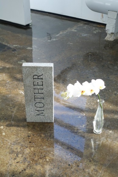 MICHAEL VICKERS | MONUMENT VII (PARENT) | PIERRE GRAVÉE ET PEINTE | 14 X 6 X 2 POUCES | 2017