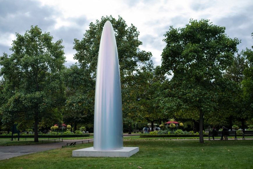 Gisela Colón, Quantum Shift (Parabolic Monolith Sirius Titanium), 2021, presented by GAVLAK. Frieze Sculpture 2021., Photo by Linda Nylind. Courtesy of Linda Nylind/Frieze.