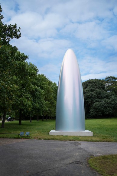Gisela Colón, Quantum Shift (Parabolic Monolith Sirius Titanium), 2021, presented by GAVLAK. Frieze Sculpture 2021., Photo by Linda Nylind. Courtesy of Linda Nylind/Frieze.