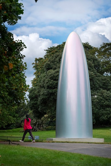 Gisela Colón, Quantum Shift (Parabolic Monolith Sirius Titanium), 2021, presented by GAVLAK. Frieze Sculpture 2021., Photo by Linda Nylind. Courtesy of Linda Nylind/Frieze.