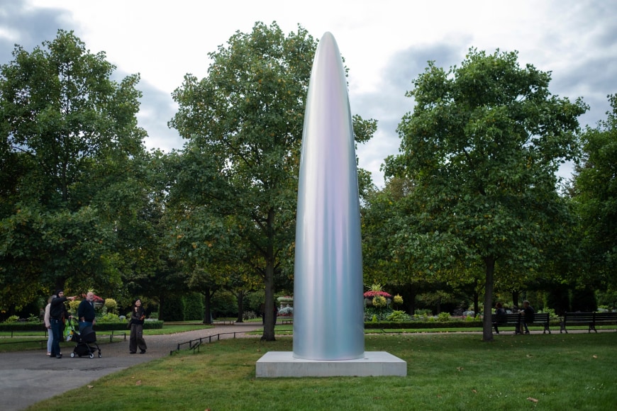Gisela Colón, Quantum Shift (Parabolic Monolith Sirius Titanium), 2021, presented by GAVLAK. Frieze Sculpture 2021., Photo by Linda Nylind. Courtesy of Linda Nylind/Frieze.