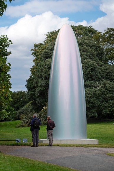 Gisela Colón, Quantum Shift (Parabolic Monolith Sirius Titanium), 2021, presented by GAVLAK. Frieze Sculpture 2021., Photo by Linda Nylind. Courtesy of Linda Nylind/Frieze.