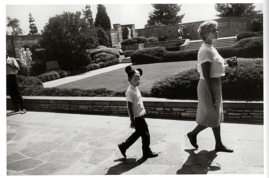Garry Winogrand, Forest Lawn Cemetery, Los Angeles, 1964