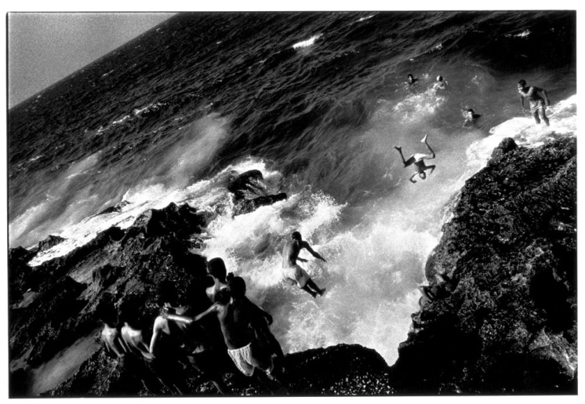 Boys jumping off the Malec&oacute;n, Havana, 1996 - Ernesto Bazan