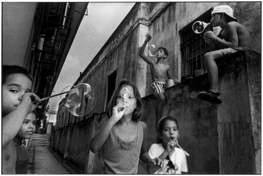 Children playing with soap bubbles, Havana, 1998 - Ernesto Bazan