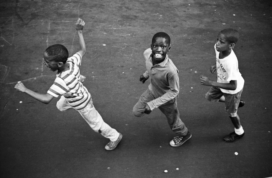 Jean-Pierre Laffont, Kids running Harlem Jazz Mobile, Turbulent America, Sous Les Etoiles Gallery