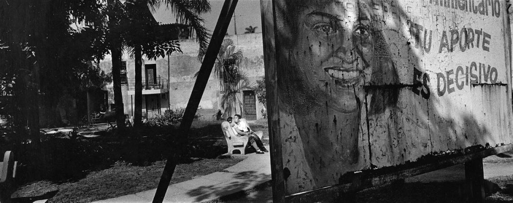 Tu aporte es decisivo, Havana, 2003 - Isla Series by Ernesto Bazan | Fine Art Photography