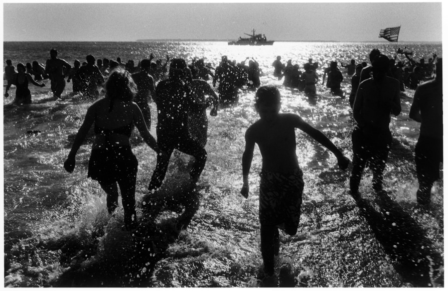 Sous Les Etoiles Gallery, New Year's Day Run Into the Ocean, Harvey Stein, Coney Island