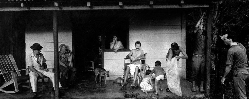 Family on the porch, Vi&ntilde;ales, 2002 - Isla Series by Ernesto Bazan | Fine Art Photography