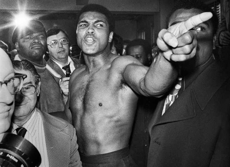 Jean-Pierre Laffont, Ali vs. Frazier Ali pointing his finger 26, Turbulent America, Sous Les Etoiles Gallery