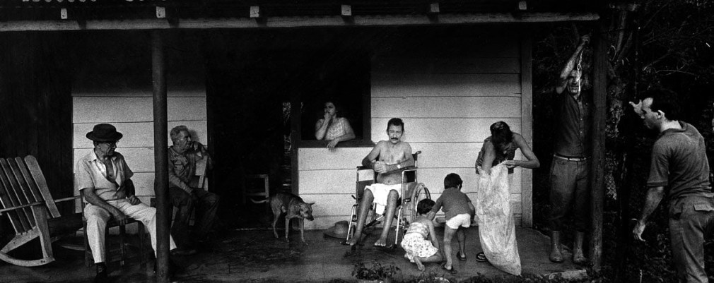 Family on the porch, Vi&ntilde;ales, 2002 - Ernesto Bazan