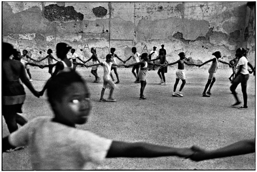 Girls holding hands, Havana, 1998 - Ernesto Bazan