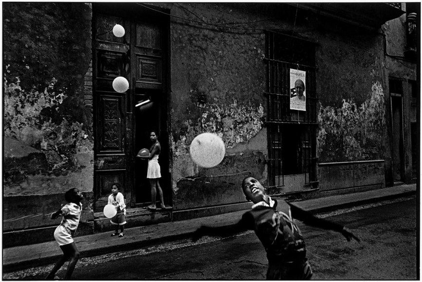 Children playing with balloons, Havana, 1998 - Ernesto Bazan