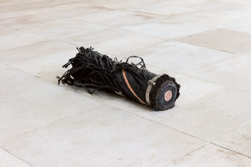 Nina Canell, Brief Syllable (Floppy)