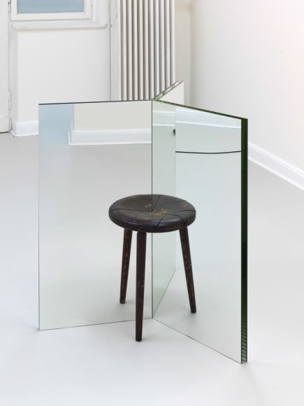 Alicja Kwade, ein hocker ist ein bild, 2015