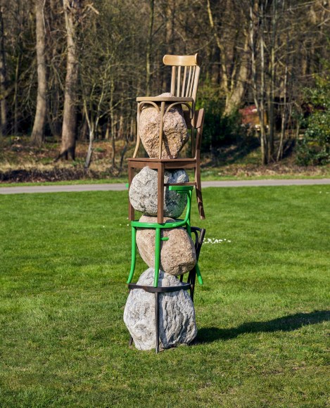 Installation view: Alicja Kwade, Die Notwendigkeit der Dinge (The Necessity of Things), museum Voorlinden, Wassenaar. Photo: Antoine van Kaam