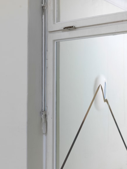 Alicja Kwade, Dellenspiegelarbeit mit Bronzestangen, 2015